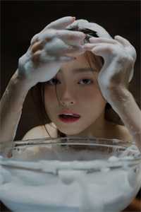 女儿被喂酒身亡，育儿嫂妻子却在带学长儿子(姜欣然何望宇)完整版小说全文免费阅读_热门小说免费阅读女儿被喂酒身亡，育儿嫂妻子却在带学长儿子(姜欣然何望宇)